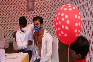 Bên trong một trung tâm tiêm chủng ở thủ đô New Delhi ngày 10-11-2021. Ảnh: REUTERS