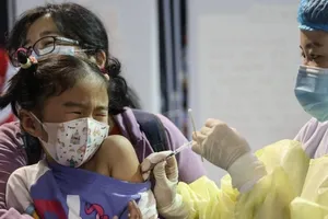 Một trẻ em được tiêm vaccine ngừa COVID-19 tại tỉnh Phúc Kiến, Trung Quốc. Ảnh: AFP 