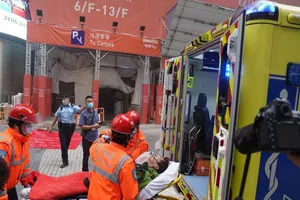 Cơ quan chức năng cứu người bị nạn. Ảnh: SAM TSANG