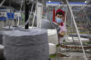 Công nhân làm sợi bông tại Tân Cương vào ngày 20-4-2021. Ảnh: AP