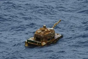 Vật thể giống xe tăng ngoài khơi Indonesia. Ảnh: HARIAN JOGJA