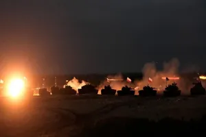 NATO khai hoả trong cuộc tập trận tại khu huấn luyện Adazi, Latvia ngày 20-10-2021. Ảnh: REUTERS