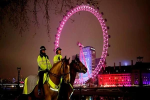Cảnh sát Anh đi tuần trên thành phố nhằm chống tụ tập đông người đón năm mới 2021. Ảnh: AFP