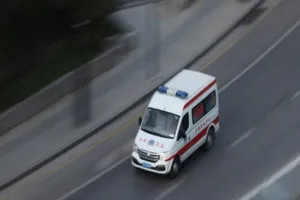 Xe cứu thương chạy trên đường phố Trung Quốc. Ảnh: AFP