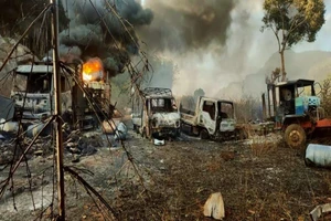 Phương tiện bị đốt tại bang Kayah, Myanmar. Ảnh: AP