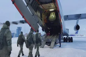 Binh sĩ Nga lên một chiếc máy bay quân sự đến Kazakhstan ngày 6-1. Ảnh: REUTERS