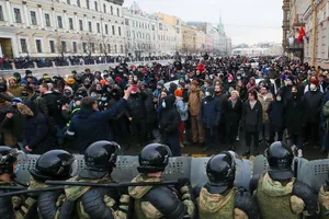 Lực lượng an ninh giữ chân người biểu tình Kazakhstan. Ảnh: TASS
