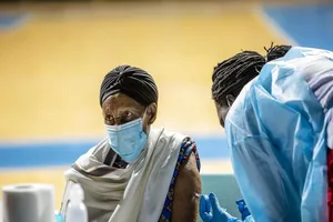 Một người dân ở Châu Phi được chủng ngừa COVID-19. Ảnh: UN AFRICA RENEWAL