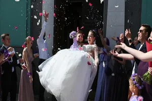 Đi đám cưới cấm nói to cười lớn và say xỉn, có luật đấy!