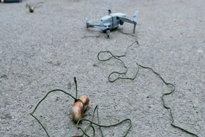 VIDEO: Thiết bị bay cột theo xúc xích dẫn dụ cứu cô cún mắc kẹt giữa bãi bùn