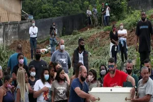 Lở đất hơn trăm người chết, nhà xác phải dùng xe đông lạnh chứa thi thể