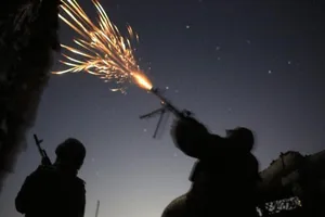 VIDEO: Đoàn xe chở bộ trưởng nội vụ Ukraine bị nã đạn ở Donbass