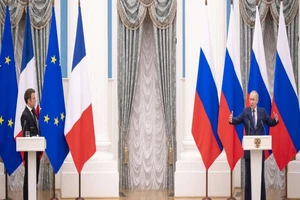 Lãnh đạo phương Tây đầu tiên điện đàm với ông Putin sau khi Nga tấn công Ukraine