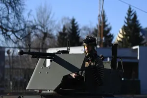 VIDEO: Một người Ukraine đứng chặn đoàn xe quân sự Nga