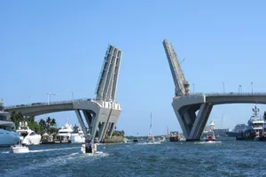 VIDEO: Suýt rơi xuống sông vì lái xe ẩu qua cây cầu đang tách và nâng lên