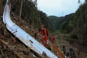 Vụ rơi máy bay Trung Quốc: Tìm thấy một mảnh vỡ bí ẩn 