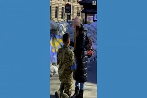 VIDEO: Lính Ukraine cầu hôn bạn gái ngay bên chiến hào