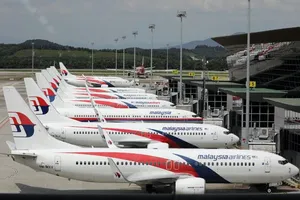 VIDEO: Máy bay Malaysia hạ độ cao đột ngột, suýt gặp nạn