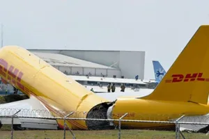 VIDEO: Máy bay chở hàng của DHL trượt khỏi đường băng, gãy đôi