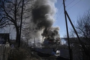 VIDEO: Cột khói cam bốc lên sau khi nhà máy hoá chất ở Luhansk bị nã pháo