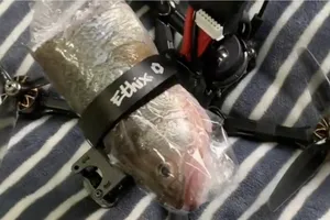 Thấy hàng xóm thiếu đồ ăn, người nhà bên dùng UAV gửi ‘viện trợ’ 