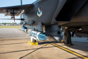 VIDEO: Không quân Mỹ thử nghiệm đánh chìm tàu chiến bằng bom thông minh Quicksink 