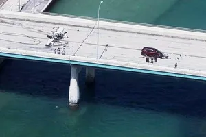 VIDEO: Máy bay bốc cháy vì đâm vào ô tô sau khi hạ cánh khẩn