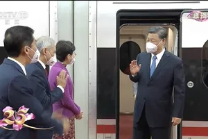 VIDEO: Ông Tập đi tàu sang Hong Kong, lần đầu ra khỏi đại lục kể từ khi dịch bùng