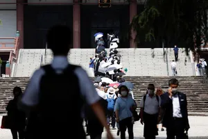 Hàng ngàn người dân xếp hàng viếng ông Abe ở Tokyo, di hài ông sẽ được hỏa táng