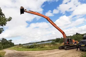 Bất mãn vì bị đuổi việc, cựu nhân viên lái máy xúc phá nơi làm việc 