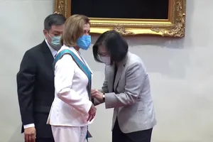 Bà Thái Anh Văn gặp, tặng huân chương danh dự cho bà Pelosi