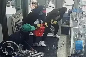 VIDEO: Đột nhập tiệm vàng giữa ban ngày, trộm 2 triệu USD trang sức trong 1 phút 