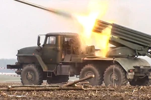 VIDEO: Cận cảnh đội pháo Grad nạp đạn, khai hỏa vào mục tiêu Ukraine 