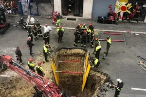 Video: Giải cứu kẻ nghi đào hầm cướp ngân hàng bị...sập hầm 