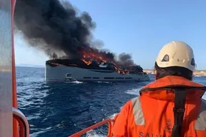 VIDEO: Cháy du thuyền mới toanh trị giá 24 triệu USD ở Tây Ban Nha 