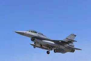 INFOGRAPHIC: So sánh chiến đấu cơ F-16V của Đài Loan với J-20 của Trung Quốc