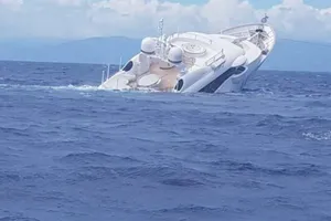 VIDEO: Du thuyền hạng sang lật chìm ngoài khơi nước Ý