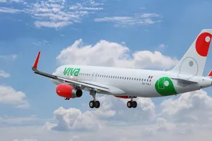 VIDEO: Hành khách kinh hoàng vì động cơ máy bay bốc cháy khi đang ở trên cao 