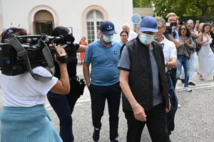 Hai cha con ông Lionel và ông Carnot Guedj đến tòa án ở thành phố Marseille (Pháp) vào ngày 8-9. Ảnh: AFP