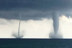 VIDEO: Hàng loạt vòi rồng cuộn xoáy ngoài khơi đảo Majorca 