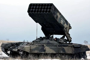 VIDEO: ‘Hỏa thần’ TOS-1A Nga bắn vào loạt mục tiêu Ukraine 