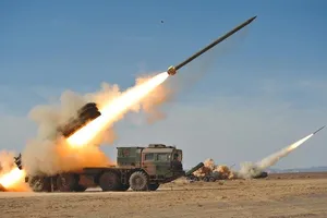 VIDEO: Cận cảnh Nga triển khai hệ thống pháo Smerch trong đêm 