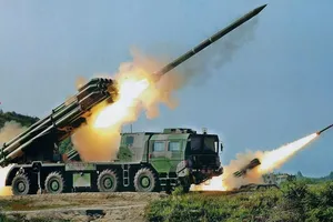 VIDEO: Cận cảnh Nga dội loạt pháo Smerch 'lốc xoáy' vào mục tiêu Ukraine