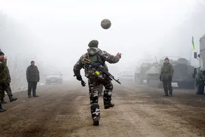 VIDEO: Lính Ukraine mặc quân phục, đá bóng trên chiến trường