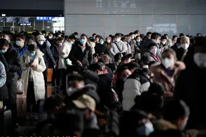 Nhà ga chật kín, tàu đêm tăng cường chở dân Trung Quốc về quê đón năm mới 