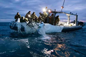 Khinh khí cầu Trung Quốc thu thập thông tin liên lạc, Mỹ cảnh báo rắn 