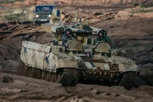 VIDEO: Xe bọc thép Nga phối hợp pháo kích vào quân Ukraine trong rừng 