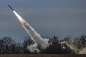 VIDEO: HIMARS Ukraine khai hỏa ngay trên đường 