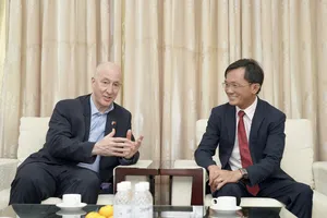 Cựu Đại sứ Anh tại Việt Nam Mark Kent thăm báo Pháp Luật TP.HCM 