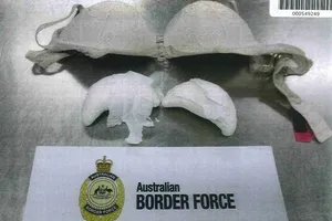 Chiêu trò vận chuyển ma túy của tiếp viên hàng không các nước 